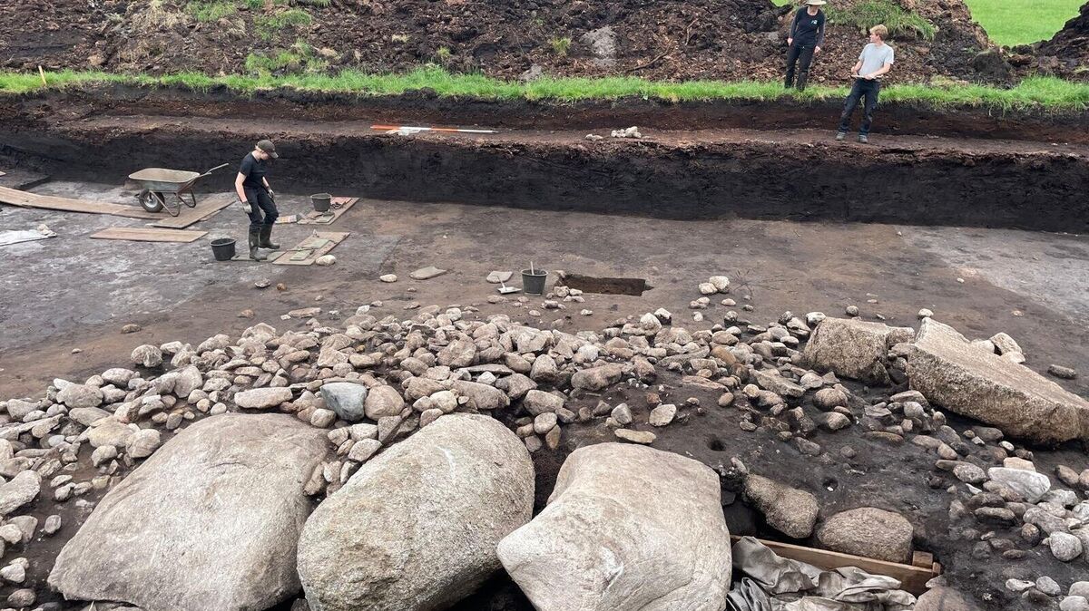 Das Steingrab (Vordergrund) liegt bereits frei. Es ist komplett, nachdem auch der vierte Deckstein an dem Monumentalbau aus der Steinzeit gefunden wurde. Durch Drainagearbeiten war er offensichtlich verrückt worden. Foto: Kramp