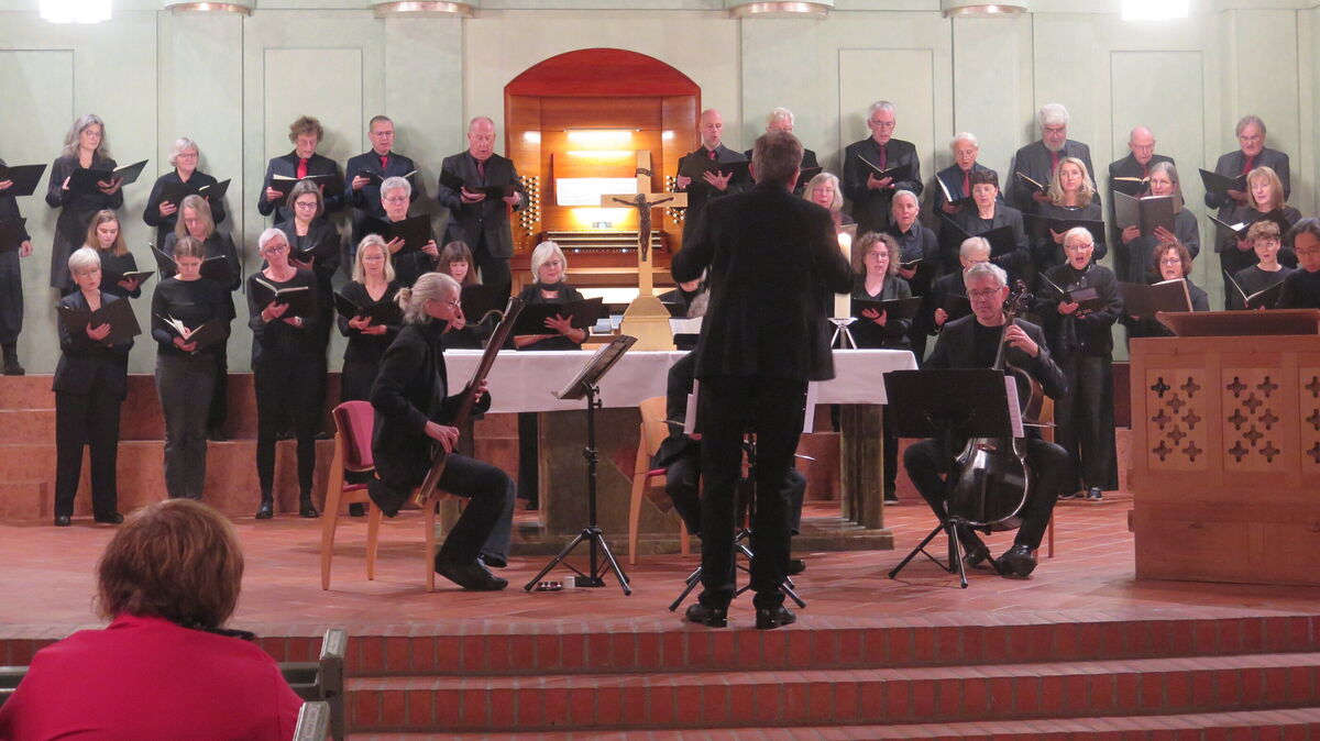 Viel Beifall gibt es für das von Kantor Jürgen Sonnentheil geleitete "Geistliche Konzert" in St. Petri. Foto: Cordes