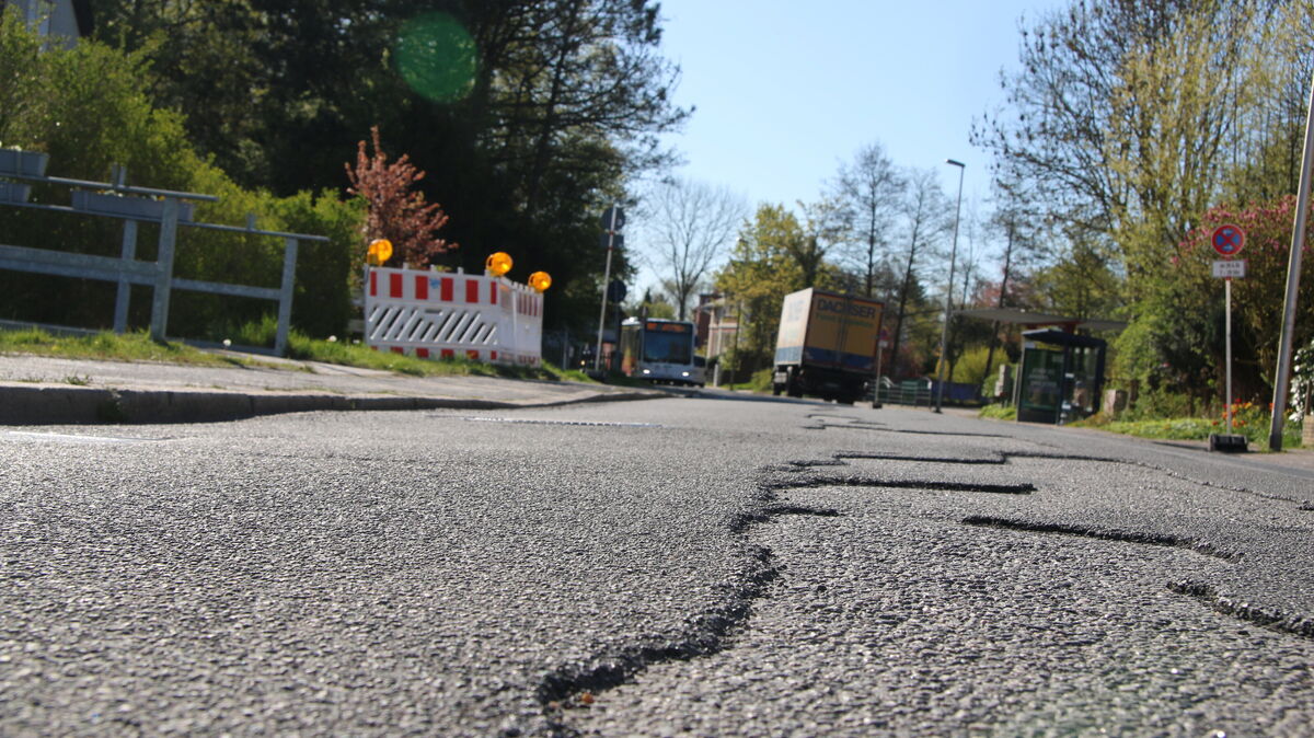 Zahlreiche Schadstellen prägen das Bild des Strichwegs nahe der Strandstraße in Döse. Genau hier rücken die Straßenbauer in diesen Tagen an, zur Freude von Autofahrern und Radlern gleichermaßen. Foto: Potschka