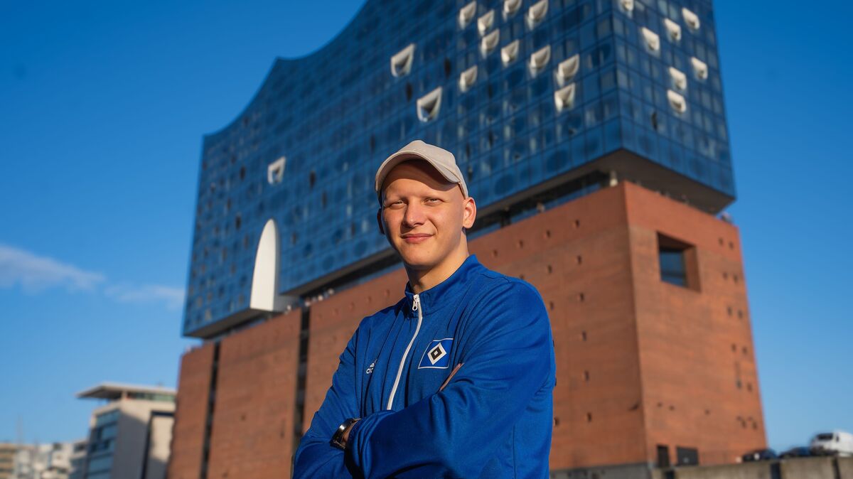 Petrit Merovci, frisch ernannter U18-Cheftrainer des HSV, strahlt vor der Elbphilharmonie in Hamburg – bereit für den nächsten großen Schritt Richtung Bundesliga. Foto: Adem Güney