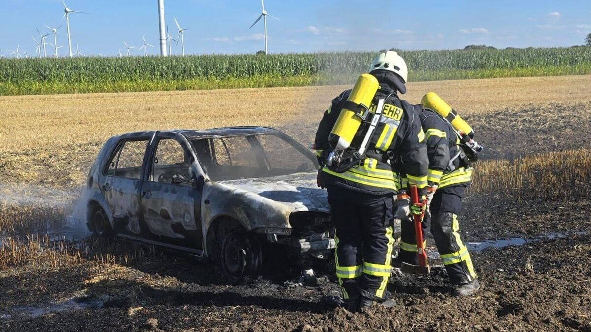 Unter schwerem Atemschutz löschten die Einsatzkräfte den Fahrzeugbrand. Foto: Feuerwehr