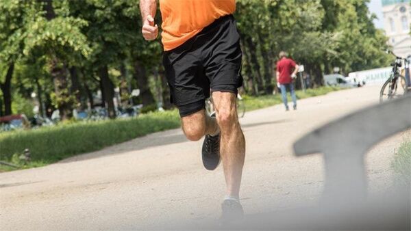 Kreis Stade: Radfahrer stößt Jogger (60) ins Gebüsch - leicht verletzt
