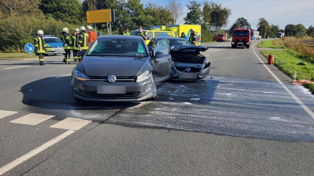 Eine Autofahrerin aus Oederquardt im Landkreis Stade fuhr mit ihrem anthrazitfarbenen VW Golf aus Richtung Neuhaus auf die Einmündung zur B73 zu und wollte auf die Bundesstraße einbiegen. Foto: Jürgen Lange