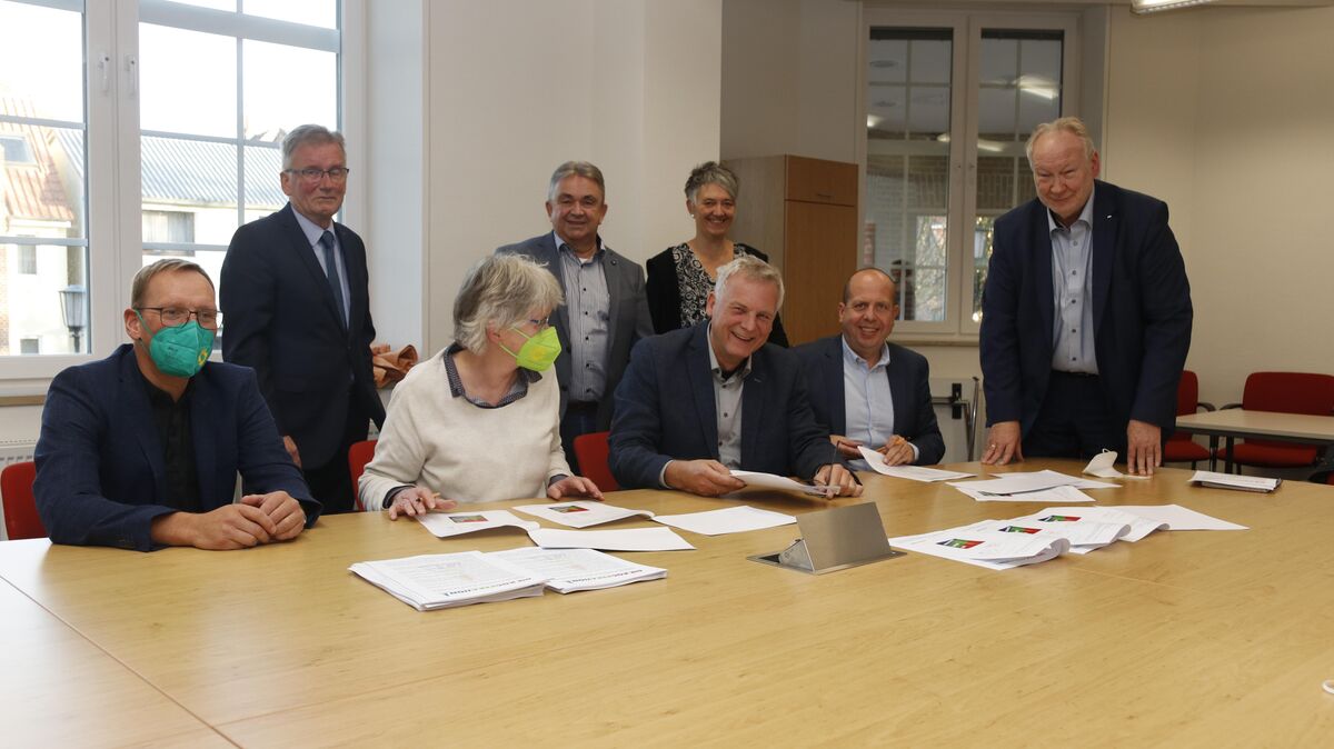 Ab sofort politische Partner: Thorsten Larschow, Rüdiger Kurmann, Elke Roskosch-Buntemeyer, Jürgen Kucklick, Robert Babacé, Christine Babacé, Oliver Ebken und Gunnar Wegener (v. l.) bei der Unterzeichnung der Kooperationsvereinbarung am Donnerstag. Foto: Koppe