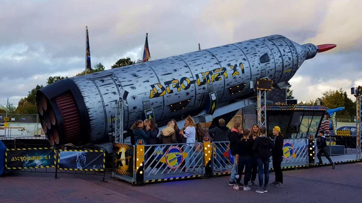 Auf dem 570. Herbstmarkt in Cadenberge lockten wieder diverse Fahrgeschäfte junge und alte Besucher. Foto: Konken 