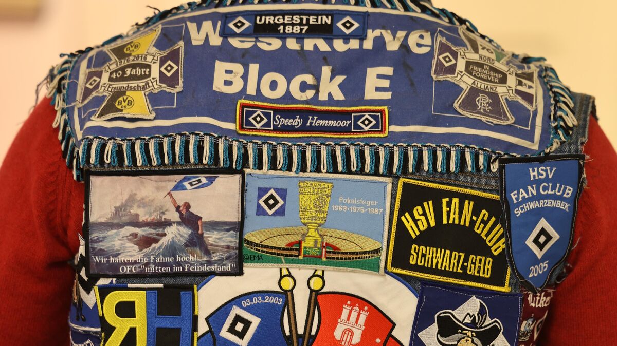 Diese Kutte aus dem Nachlass von HSV-Fan Heiko "Speedy" Grantz kann ersteigert werden. Foto: Lütt