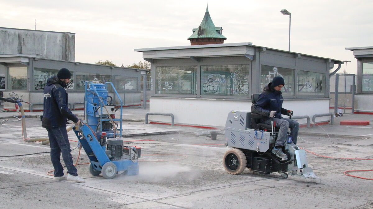 In unmittelbarer Nähe des Wasserturms sind Facharbeiter des Baugeschäftes Dennis Grote in diesen Tagen dabei, das 9500 Quadratmeter große Parkdeck des ehemaligen „Real"-SB-Marktes zu sanieren. Foto: Potschka