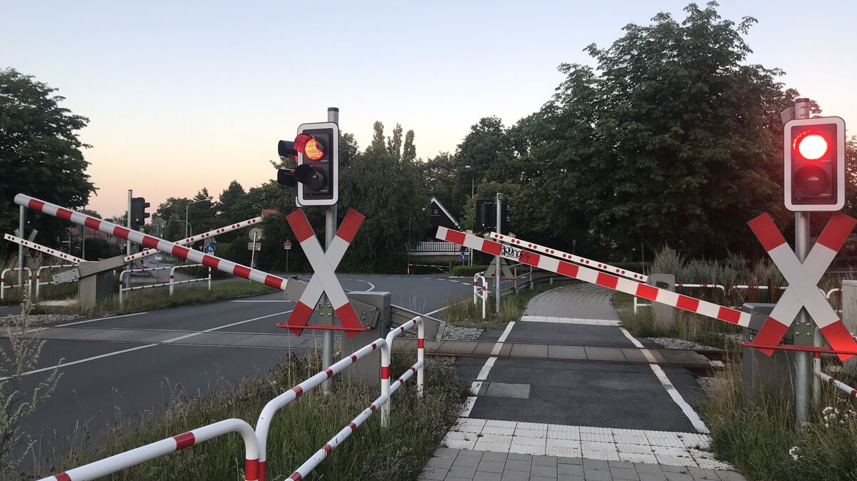 Der Bahnübergang Robert-Koch-Straße ist gesperrt worden. Archivfoto: Reese-Winne