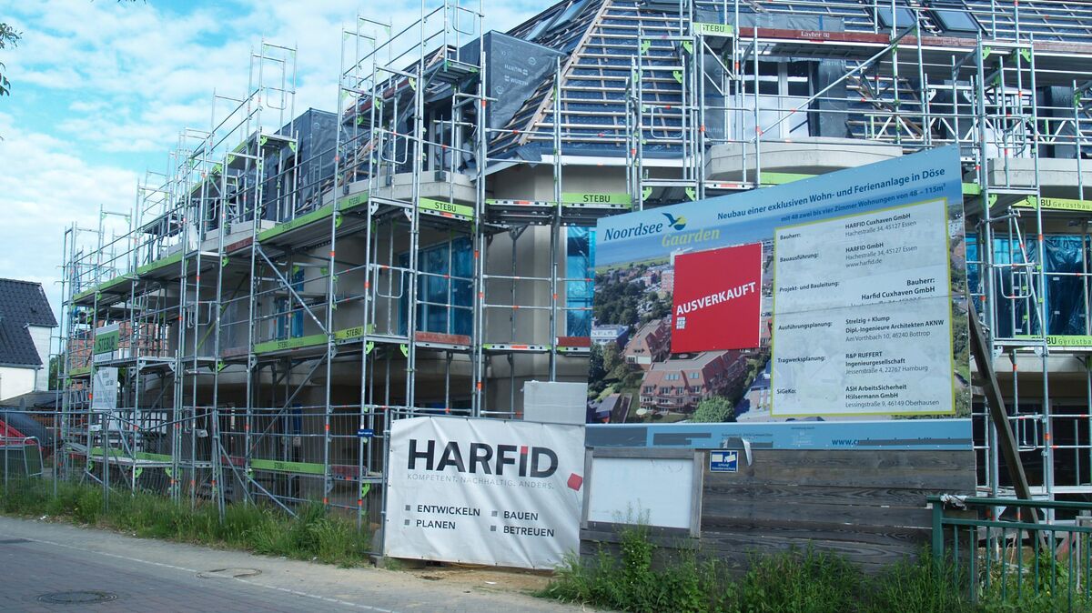 An der Baustelle für das Projekt "Nordsee Garden" an der Straße "Hinter der Kirche" in Döse geht es seit Monaten nur schleppend voran, Baufertigstellung sollte offenbar eigentlich schon vor zwei Jahren sein. Die Baufirma Harfid aus Essen hat jetzt Stellung dazu bezogen. Foto: Bohlmann-Drammeh