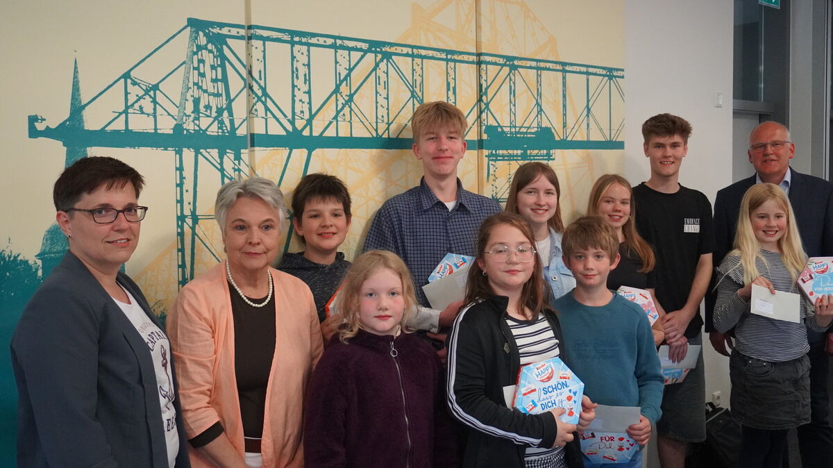 Severin Pramor (l.), Fachbereichsleitung Bildung und Soziales, Anette Anders (2 v.l.) Ratsbeauftragte und Samtgemeindebürgermeister Jan Tiedemann (r.) mit den frisch ernannten Mitgliedern des Kinder- und Jugendbeirats Hemmoor