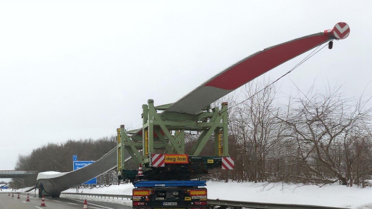 Für die aufwendigen Bergungsarbeiten wird die A27 am Mittwochnachmittag in Richtung Bremen erneut voll gesperrt. Foto: Stehn