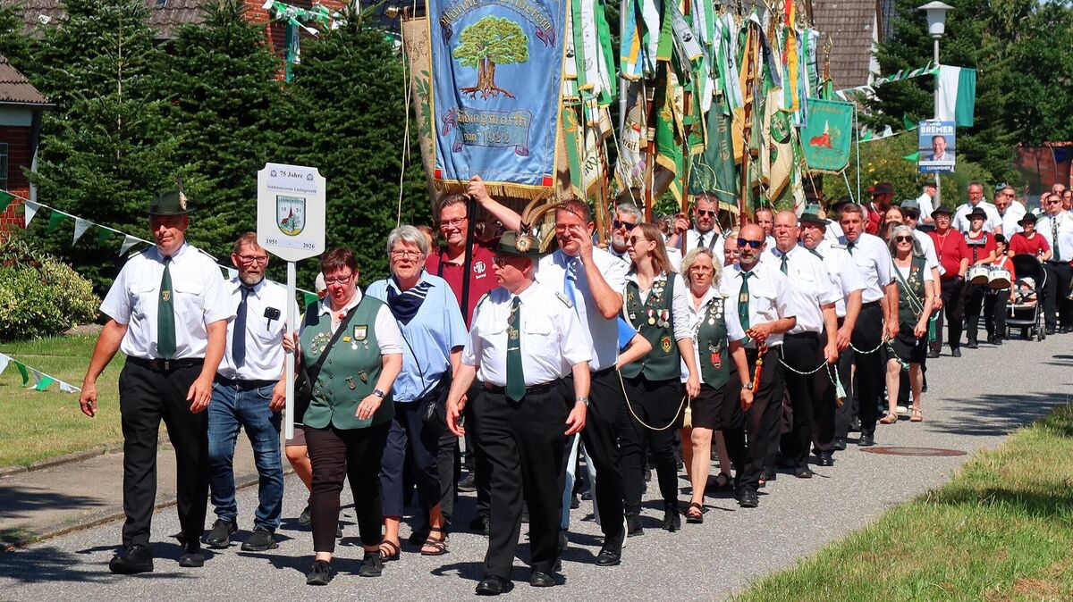 Ein Ort im Festfieber: Beim Festumzug in Lüdingworth ziehen Schützen, Fahnenabordnungen und Musikzug durch den Ort. Foto: Tonn