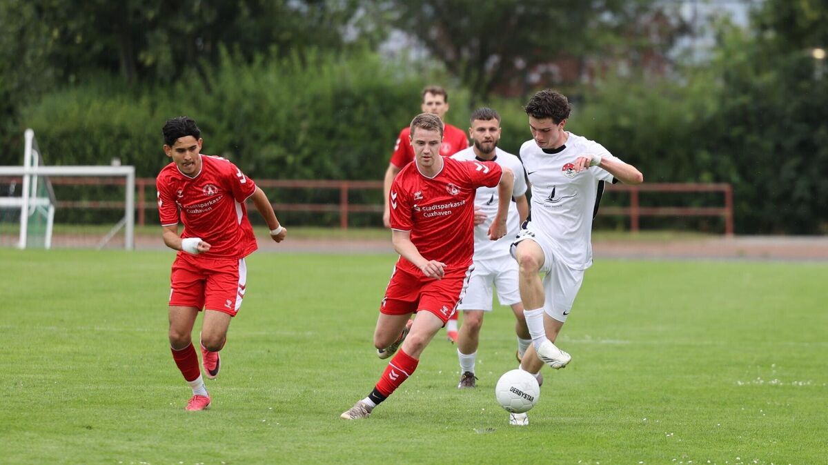 Rot-Weiss Cuxhaven und der Duhner SC haben das direkte Duell schon hinter sich gebracht – jetzt wollen beide Teams wichtige Punkte gegen Stotel und Sievern holen. Foto: May