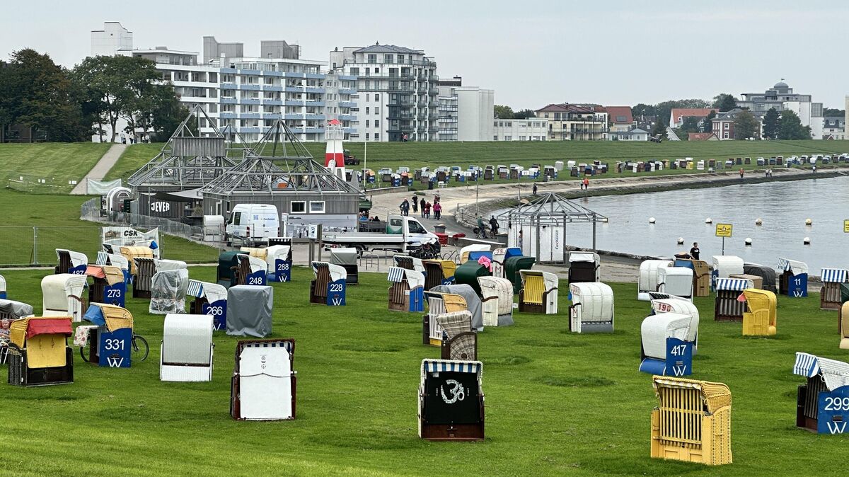In der Grimmershörnbucht in Cuxhaven haben die Pavillons bereits ihre roten Mützen eingebüßt. Fotos: Reese-Winne