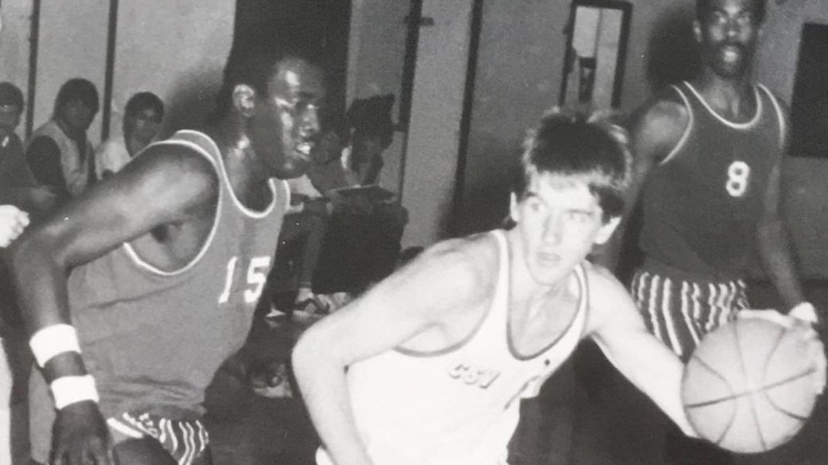 Rolf Niehus, hier nicht im Trikot des Cuxhavener Sportvereins, mit Zug zum Korb in der Rundturnhalle. Foto: Christow