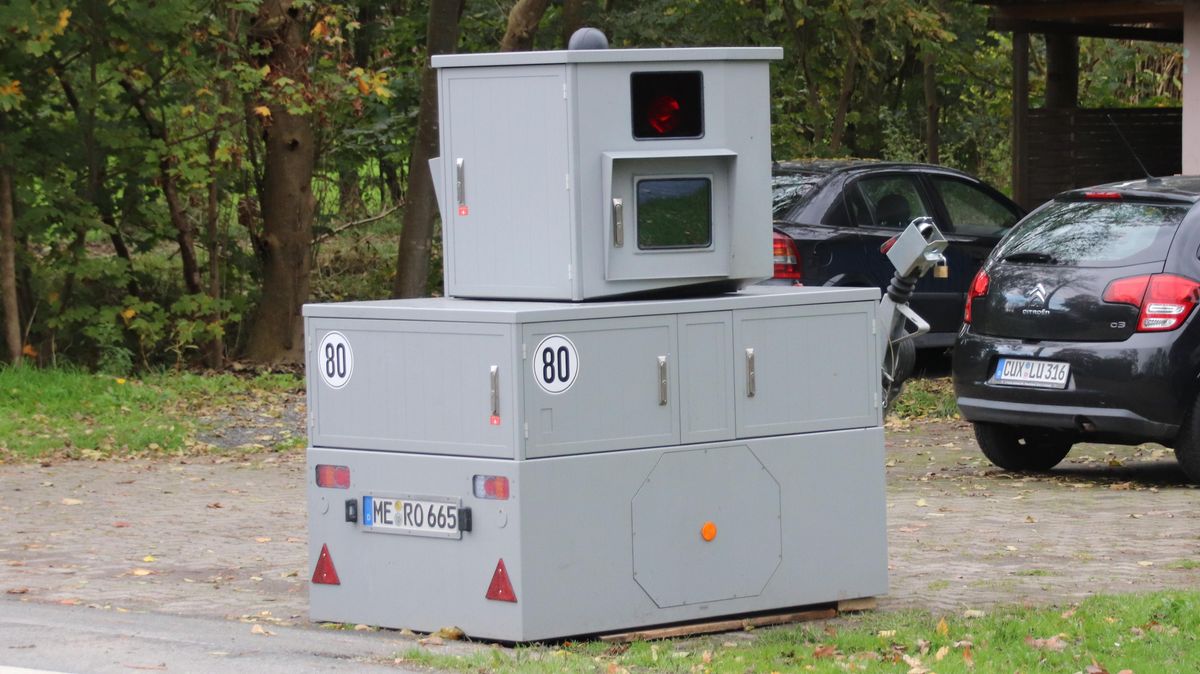 Der Landkreis Cuxhaven testet seit kurzem ein neues Geschwindigkeitsmessgerät, das durch sein robustes Aussehen ins Auge springt. Foto: Drossner