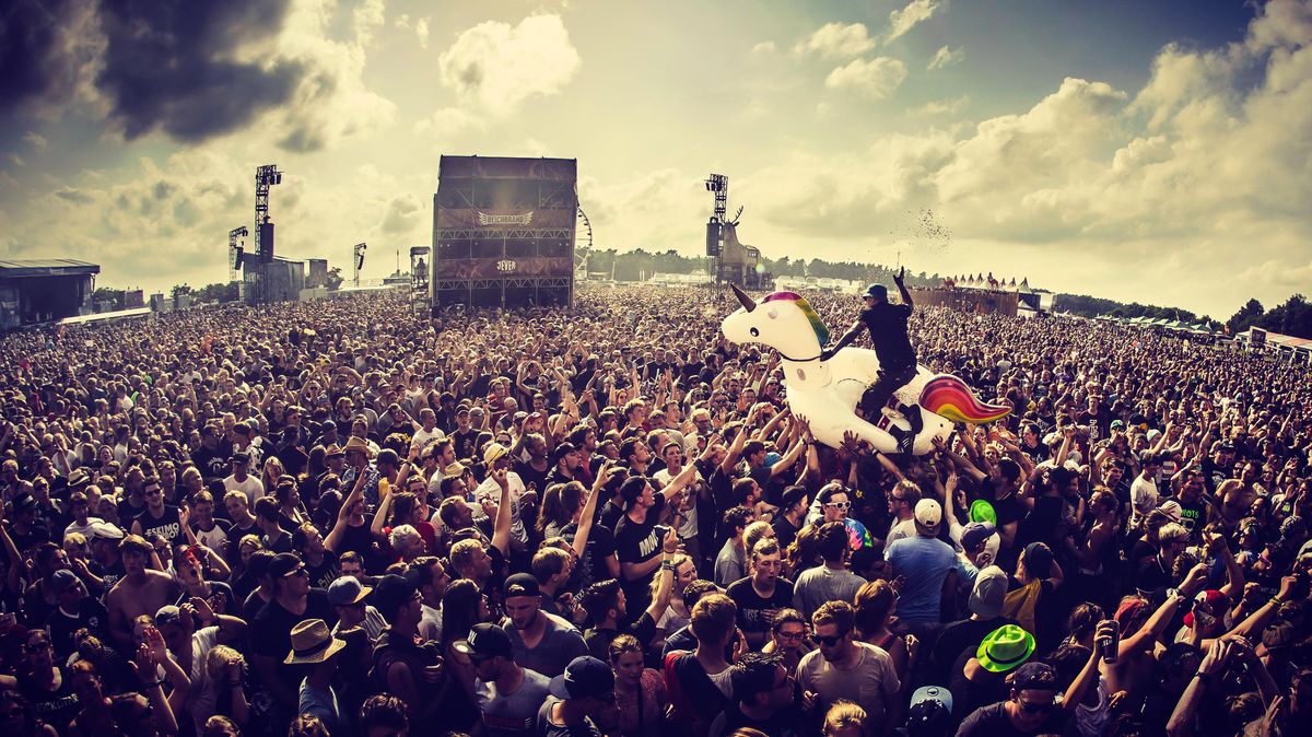 Die Veranstalter des Deichbrand-Festivals haben die ersten Top-Acts für 2022 angekündigt. Dann hoffen sie auf ähnlich viel Publikum vor den Bühnen wie auf unserem Archivbild aus dem Jahr 2017. Foto: Johannes Thor