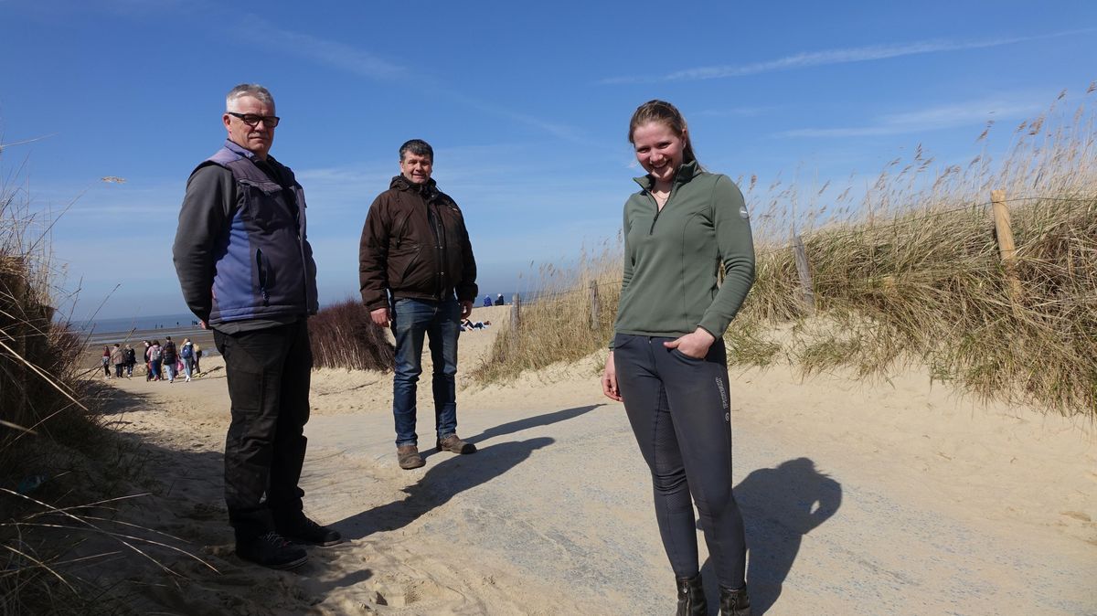 Wollen, dass sich was tut in Sahlenburg: Wattwagenfahrer Kai Stelling, Dirk Fock und Tochter Tina haben besonders in der warmen Jahreszeit Probleme, auf dem schmalen Weg ihre Wagen gefahrlos über den Deich zu steuern, vorbei an vielen Menschen. Sie drängen auf eine schnelle Lösung. Foto: Anders
