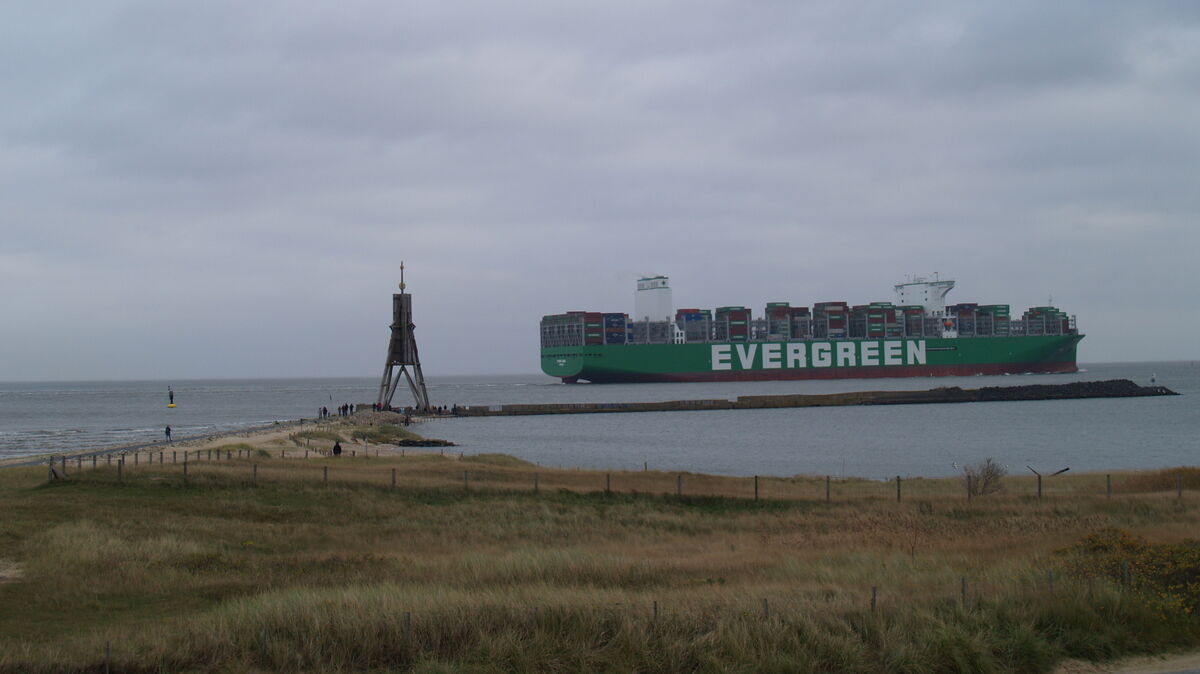 Unter den interessierten Blicken der "Sehleute" schob sich die "Ever Aria" am Donnerstagmittag an der Kugelbake vorbei. Foto: Grell