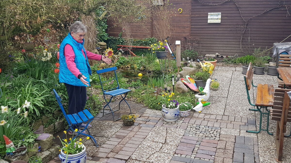 Louise Mickeleit schaut auf ihre Terrasse. Hier verrichteten die Betrüger Arbeit, die die Auftraggeber alles andere als zufriedenstellte. Foto: Lars Mickeleit