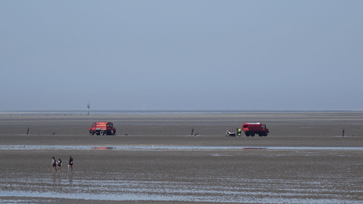 Die Einsatzkräfte versorgen die verletzten Personen im Watt und bereiten sie für den Transport vor. Foto: Kuczorra