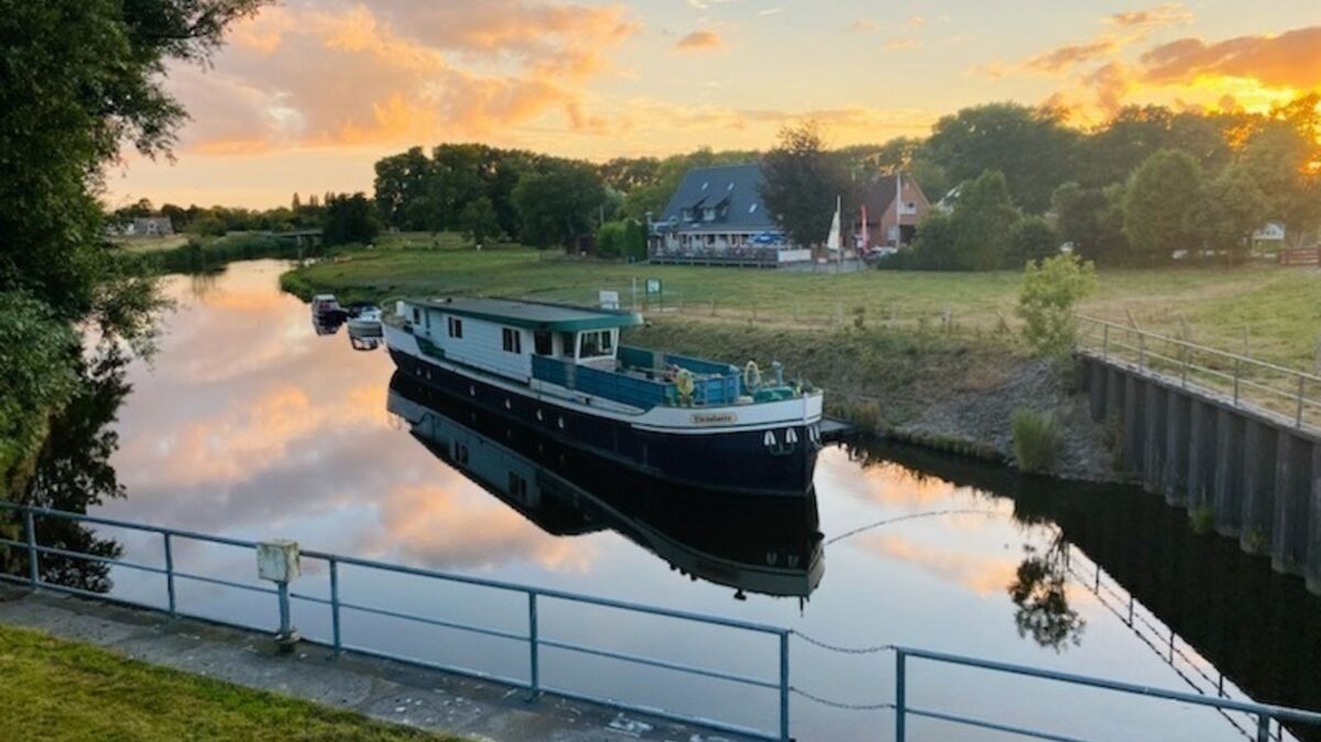 Das Hausboot „Lieselotte“ ist in der Medemstadt längst schon so etwas wie ein Wahrzeichen. Die Otterndorfer und die Urlaubsgäste haben das 36,5 Meter lange Schiff sehr lieb gewonnen.  In der Höhe des Gasthauses "Zum Elbblick" erhält es nun einen neuen Liegeplatz. Foto: Rose