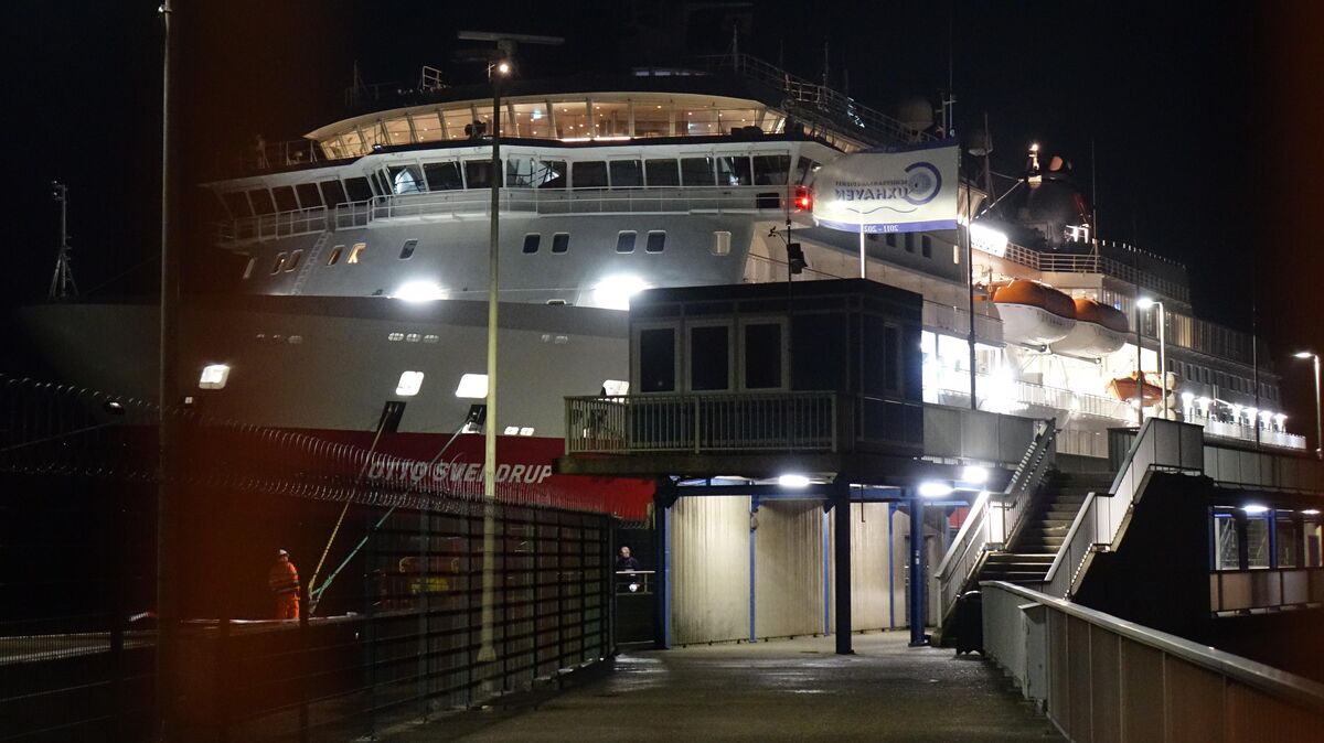 Spät am Abend macht die "Otto Sverdrup" an der Seebäderbrücke fest. Für drei Stunden gehen die Reisenden von Bord. Auch diesmal zieht das Schiff wieder einige Cuxhavener und Urlauber an, die einen Blick auf den Hurtigruten-Kreuzliner werfen wollen. Foto: Kuczorra