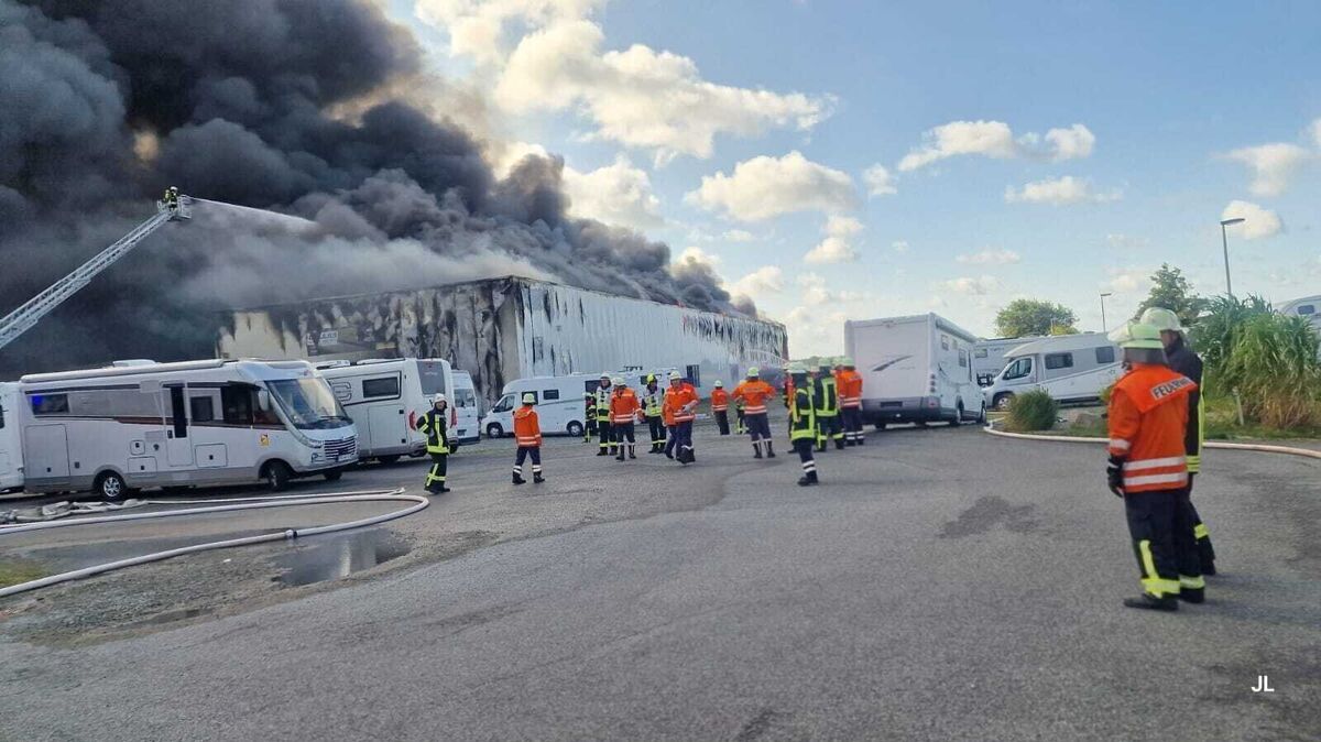 Dichte Rauchschwaden steigen am Sonnta aus den brennenden Hallen auf. Foto: Lange