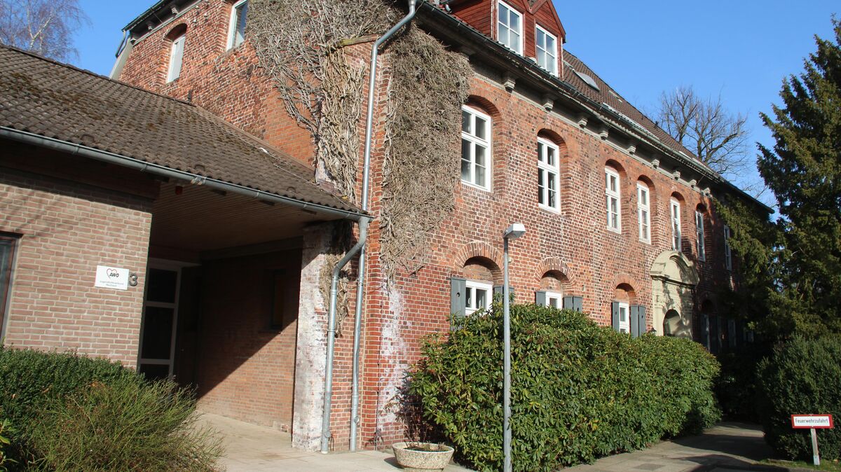Ein geschichtsträchtiger Ort in Neuhaus: Das ehemalige Landratsamt ist nur ein Teil des riesigen Komplexes. Foto: Kramp