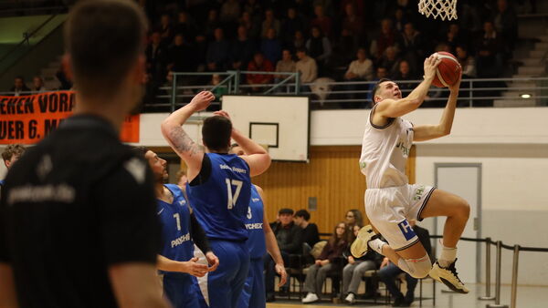 Ellbogenschlag und besonderes Debüt: Ereignisreicher Tag für Cuxhaven BasCats 