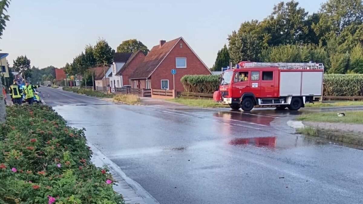 Am Sonntagmorgen überfluteten große Mengen Wasser die B73 und den Bereich einer Tankstelle im Hemmoorer Stadtteil Basbeck. Foto: Lange