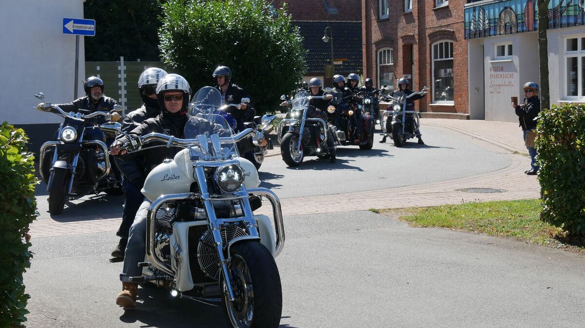 Weithin sind die röhrenden Motoren der Boss Hoss-Motorräder bei der Ankunft in Oberndorf zu hören. Foto: Lange