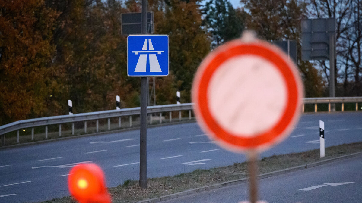 Ein liegengebliebener Schwertransport blockierte die B437 zwischen Wesertunnel und A27. Foto: Walzberg/dpa