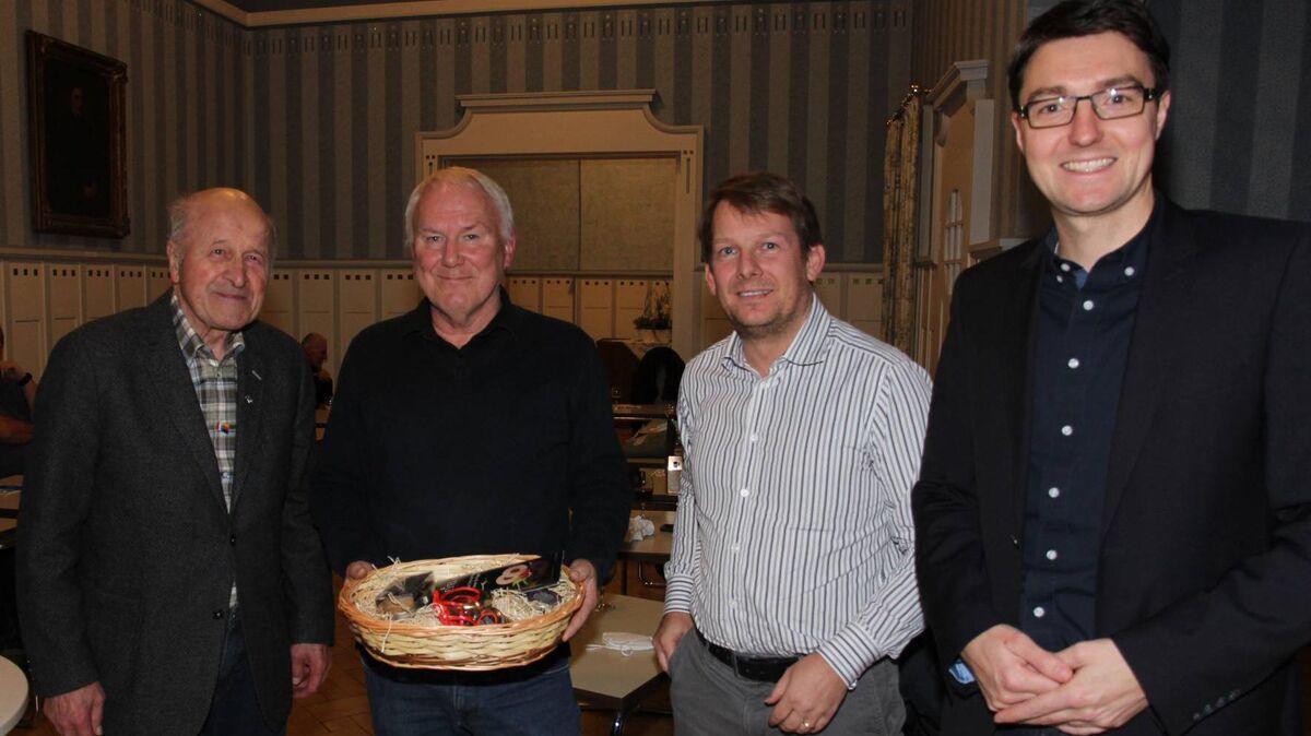 Wilhelm Bulle (l., 84), bedankte sich mit einem Präsentkorb bei Jürgen Janus (2.v.l., 66). 26 Jahre war Janus der Motor der Partnerschaft mit der bretonischen Gemeinde Sulniac. Thiemo Röhler wurde zu seinem Nachfolger gewählt. Ortsbürgermeister Christoph Frauenpreiß (r.) gratulierte. Foto: Sassen