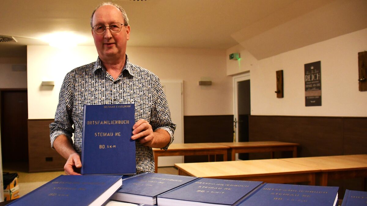 Dietmar Esselborn hat viel Zeit in Archiven und am Computer verbracht, bis er schließlich sein zehnbändiges "Ortsfamilienbuch"  in Steinau präsentieren konnte. Foto: Schröder