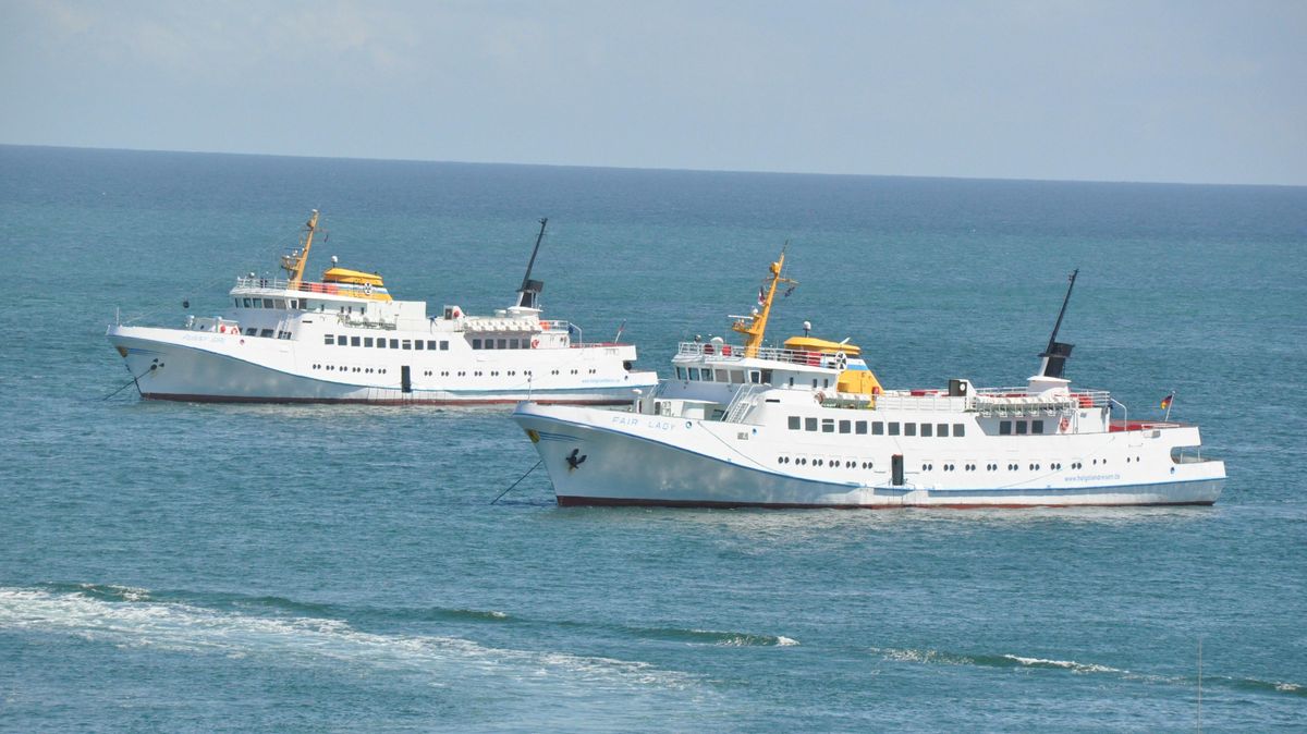 Die 1970 gebaute "Fair Lady" vor ihrer drei Jahre jüngeren Schwester "Funny Girl" auf der Helgoländer Reede. Bis dieses Bild dieses Jahr wieder Wirklichkeit wird, dauert es wohl noch etwas. Die Reederei Eils will das Jubiläumsjahr erst ab Juli voraussichtlich im Juli ab Bremerhaven auf die Helgoland-Route schicken. Unterdes unterstützt das Schiff an passagierstarken Tagen MS "Helgoland" auf der Strecke Cuxhaven-Helgoland und retour. Archivfoto: Kramp