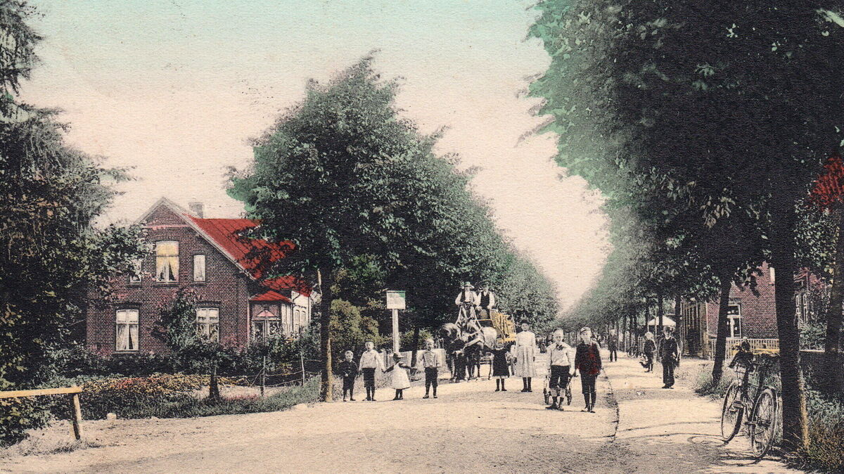 Bahnhofstraße in Basbeck auf einer kolorierten Postkarte von 1908. Fotos: Sammlung Ralf Krüger (3)/Sammlung Hinrich Hildebrandt (2)
