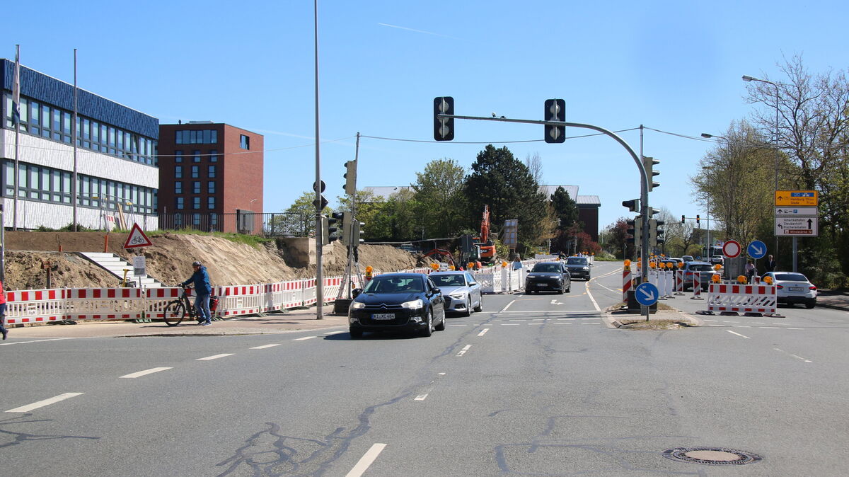 An der Kreuzung Deichstraße/Konrad-Adenauer-Allee, wo vier Einmündungsbereiche auf engstem Raum zusammenkommen, treten ab Montag neue Regeln in Kraft. Neben dem Amtsgericht und dem NPorts-Verwaltungsgebäude bestimmen künftig neue Bauampeln das Geschehen. Geradeaus ist vorerst die einzige Richtung, die bleibt. Foto: Potschka