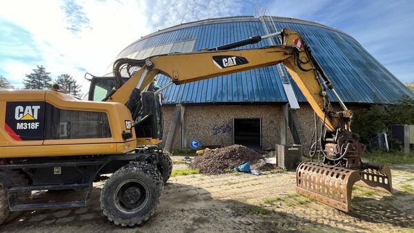 Abriss der Rundturnhalle Cuxhaven hat begonnen: Asbest sorgt für aufwendigen Rückbau