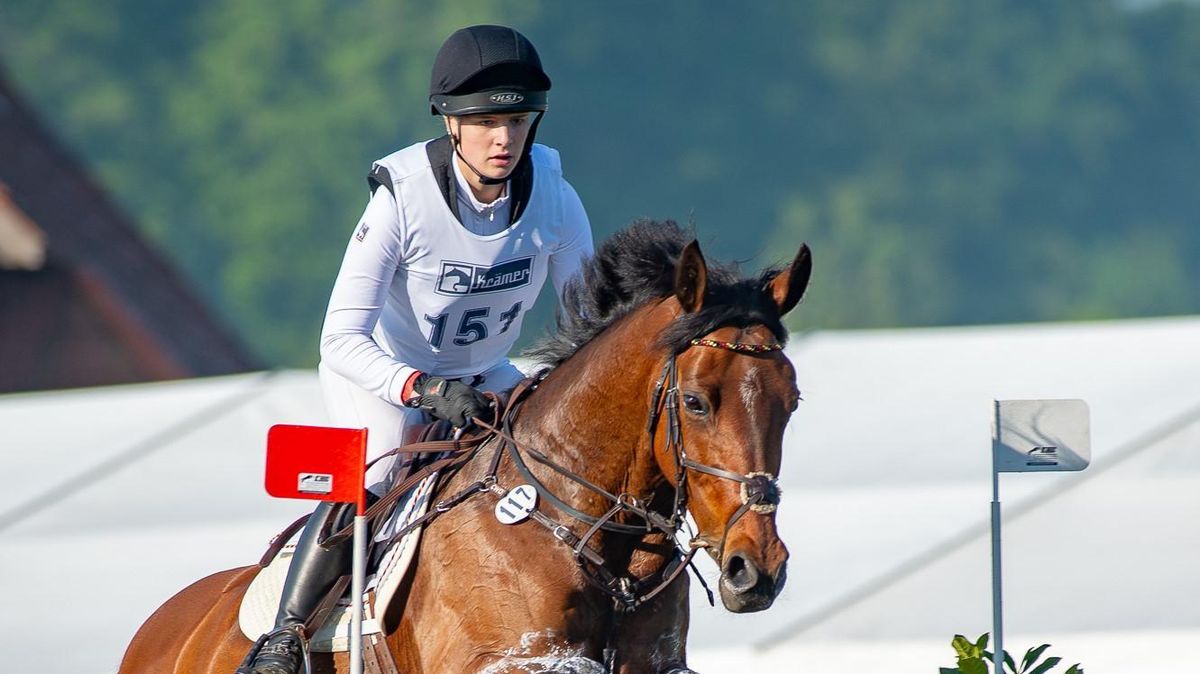 Die Wingsterin Libussa Lübbeke freut sich darüber, mit ihrer Stute Darcy die Bronzemedaille bei der Deutschen Meisterschaft der Vielseitigkeitsreiter in Luhmühlen gewonnen zu haben. Damit ist ihr der Einstieg in die Altersklasse der U21 gelungen. Foto: FN/Stefan Lafrentz