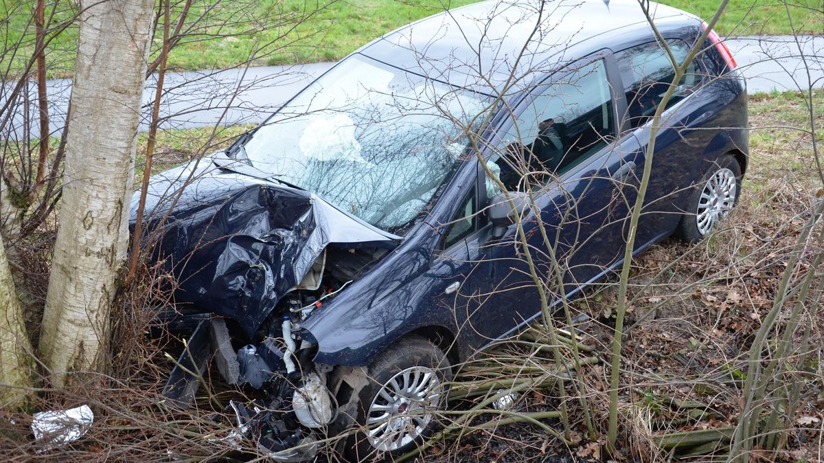 Der Fiat wurde bei dem Unfall auf der L 116 komplett zerstört. Foto: Lange