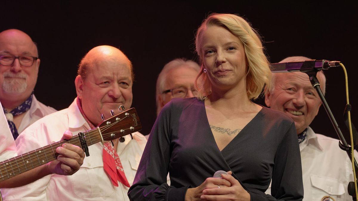 Der Shanty-Chor Cuxhaven wurde in diesem Jahr bei seiner vorweihnachtlichen Traditionsveranstaltung von der sympathischen Sängerin Ann Christin Lischer unterstützt. Mit ihrer schönen Stimme verzauberte sie das Publikum in der Kugelbake-Halle. Fotos: Christina Schimmel