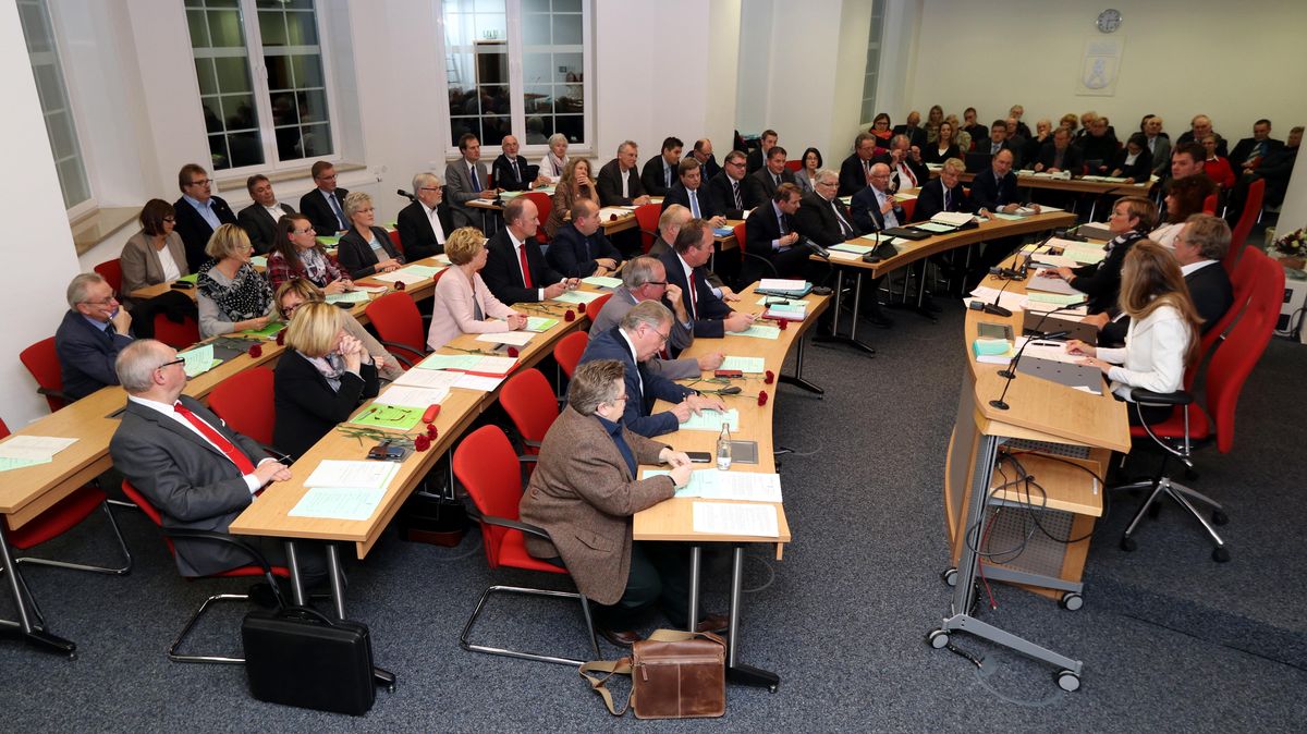 Im Rat der Stadt (Archivfoto von der konstituierenden Sitzung am 3. November 2016) hat sich durch den Einzug der AfD der Ton geändert. Die anderen Fraktionen finden noch Wege, darauf zu reagieren. Foto: Koppe