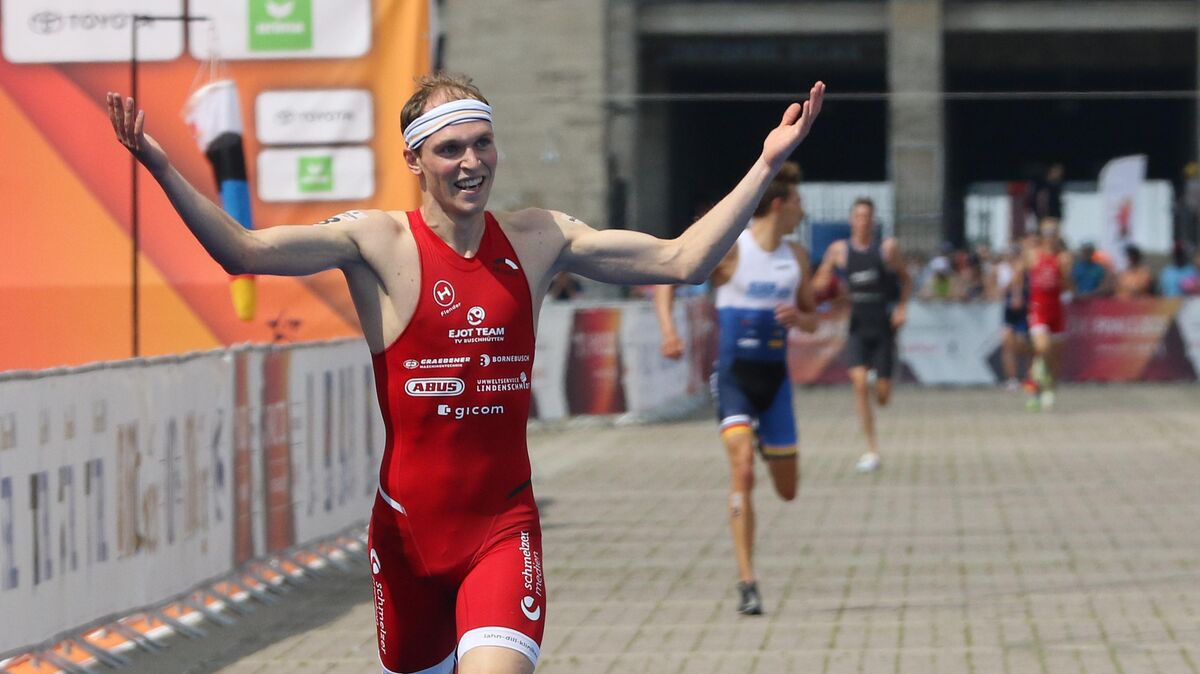 Lasse Lührs hat seinen Widersacher Lasse Nygaard Priester kurz vor dem Ende mit einer beeindruckenden Tempoverschärfung überholt und sichert sich so zum zweiten Mal den DM-Titel im Sprint. Foto: Thorsten Wroben