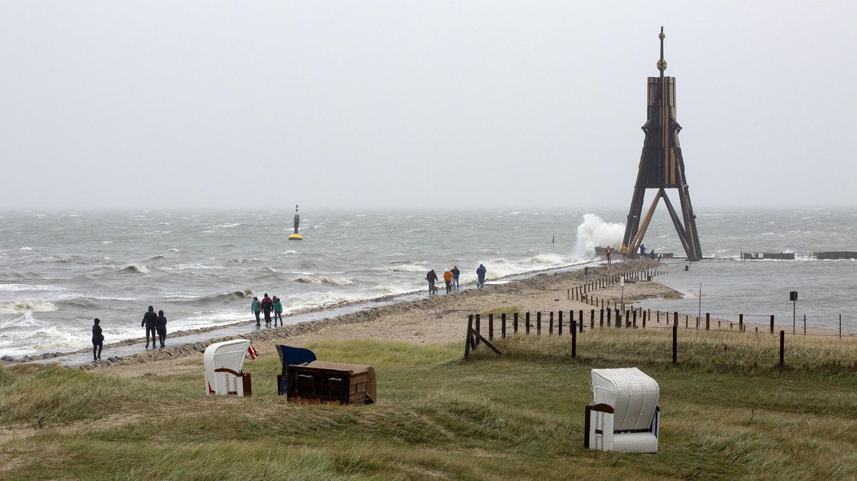 An der Kugelbake in Cuxhaven wird das Wasser voraussichtlich wieder steigen. Foto: Adelmann