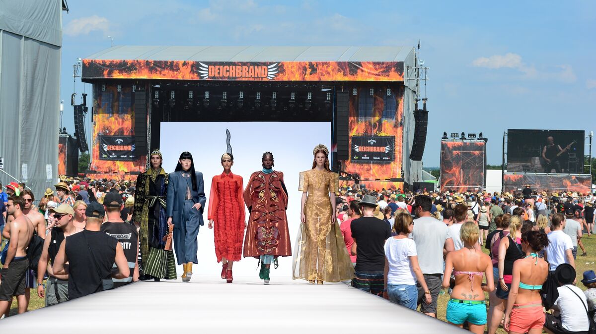 So in etwa könnte es im Sommer beim Deichbrand-Festival aussehen. Von der großen Bühne soll ein Laufsteg in das Infield führen, sodass die Zuschauer hautnah bei dem Model-Contest dabei sind. Fotomontage: Laatzen (dpa/Archiv)