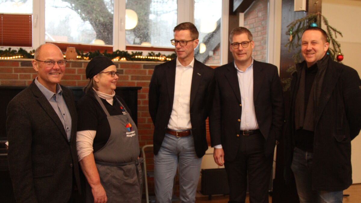 Am Ende gibt es doch freudige Gesichter: Pastor Achim Wolff und Projektleiterin Sabine Fick mit Thorsten Döscher, Kai Beckmann und Lars Duderstadt (v.l.). Foto. Reese-Winne