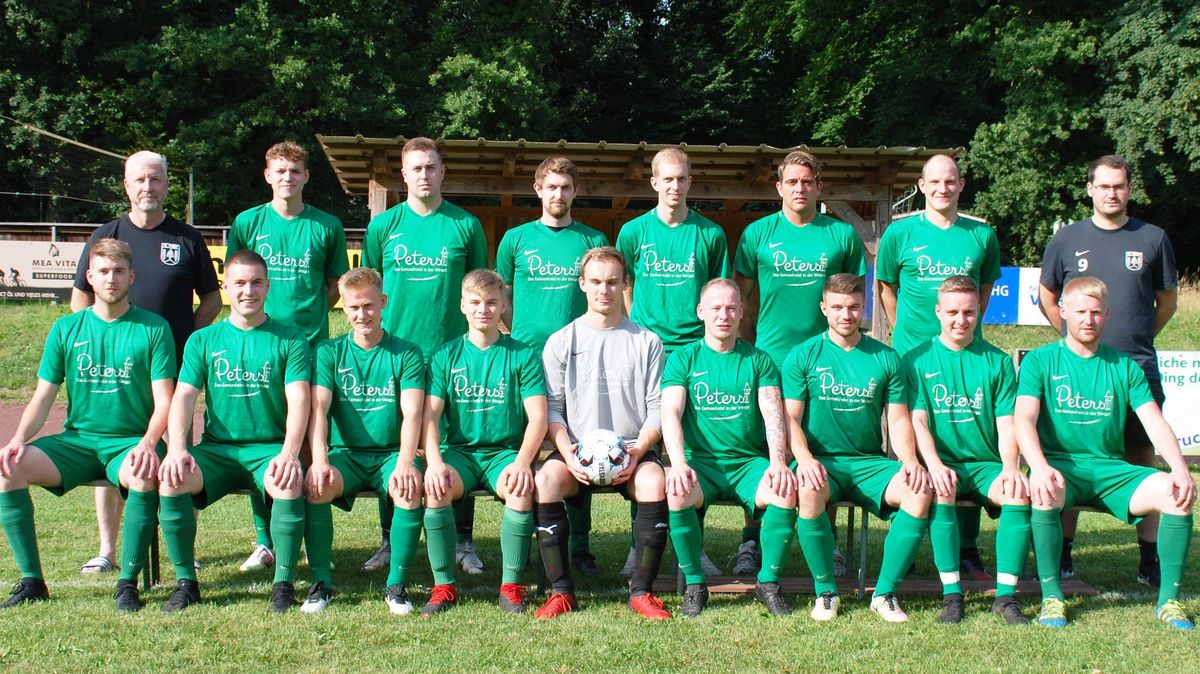 Der VfL Wingst (stehend v.l.): Trainer Lutz Hülsenberg, Bjarne Golkowski, Felix Hasselbusch, Hendrik Vagts, Mark-Philipp Brandt, Timo Horeis-Hoops, Tim Schlobohm, Niklas Hinck. Sitzend v.l.: Jannis Borchert, Hauke Junge, Ole Toborg, Justin Jungclaus, Jan-Oliver Blohm, Dennis Küther, Jannik Reyelt, Patrick Salaiski, Jendrik Gerdts. Es fehlen Bo-Flemming Zemke, Hannes Heinbockel, Hergen Katt, Hendrik Peter und Torben Löffler. Foto: VfL Wingst