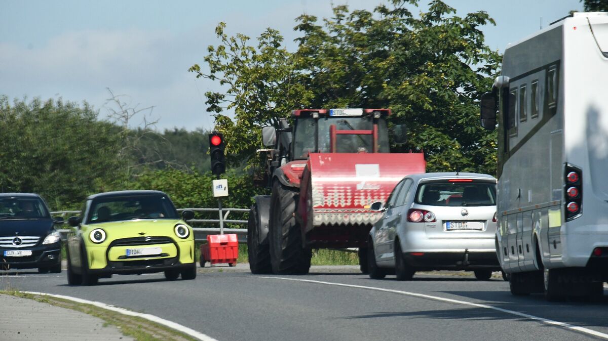 Freitagvormittag in Hechthausen: Auch weiterhin regelt eine Ampelschaltung die Verkehrsführung auf der halbseitig gesperrten B73-Ostebrücke. Foto: Schröder