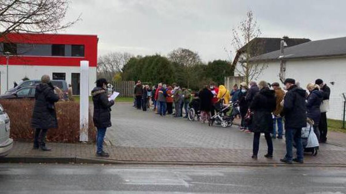 Schon vor dem eigentlichen Beginn des Impfteams kamen zahlreiche Menschen zum DRK-Familienzentrum Hemmoor. Fotos: red